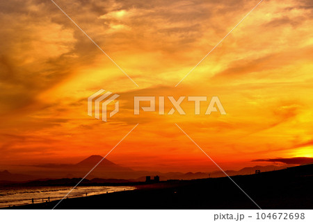 片瀬江の島 鵠沼海岸から観る富士山の夕景 片瀬江の島 鵠沼海岸から観る富士山の夕景 104672698