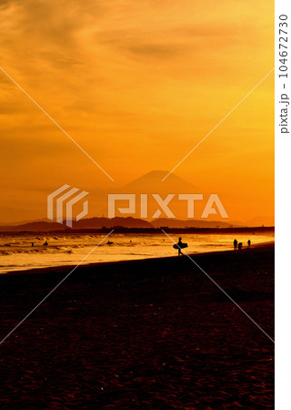 片瀬江の島 鵠沼海岸から観る富士山の夕景 片瀬江の島 鵠沼海岸から観る富士山の夕景 104672730