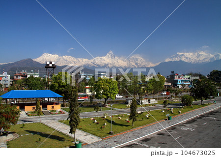 南アジアのネパール　ポカラ空港建物からのヒマラヤ山脈マチャプチャレとアンナプルナ山群の景色 104673025