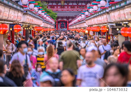 日本の東京都市景観 7月。賑わう浅草寺。はほぼマスク無しの方になったが、巨大感染爆発はない=1日 日本の東京都市景観 7月。賑わう浅草寺。はほぼマスク無しの方になったが、巨大感染爆発はない=1日 104673032