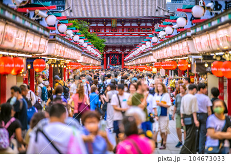 日本の東京都市景観 7月。賑わう浅草寺。はほぼマスク無しの方になったが、巨大感染爆発はない=1日 日本の東京都市景観 7月。賑わう浅草寺。はほぼマスク無しの方になったが、巨大感染爆発はない=1日 104673033