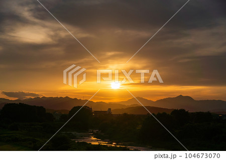 山並みに沈む夏夕日 山並みに沈む夏夕日 104673070