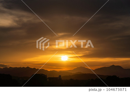 山並みに沈む夏夕日 山並みに沈む夏夕日 104673071
