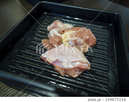 食べ放題の鶏肉 104673158