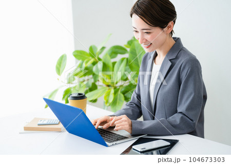 成果を出して喜ぶ若い女性 ビジネスイメージ 成果を出して喜ぶ若い女性 ビジネスイメージ 104673303