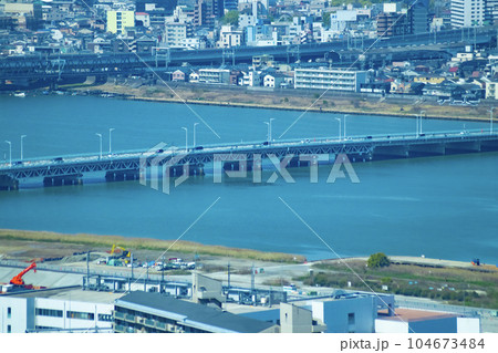 大阪・淀川方面の阪神高速3号池田線と国道2号線の展望 104673484