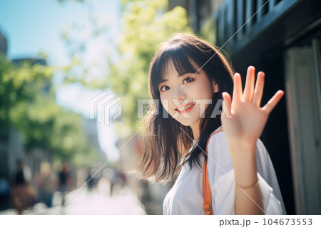 笑顔で手を振る女性（AI生成） 104673553