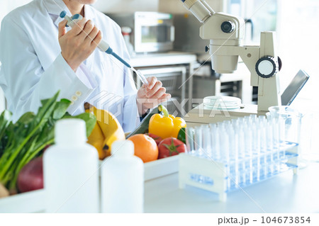 顕微鏡で野菜の成分を観察する若い研究者 管理栄養士 顕微鏡で野菜の成分を観察する若い研究者 管理栄養士 104673854