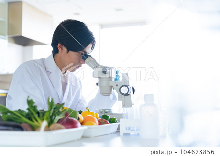 顕微鏡で野菜の成分を観察する若い研究者 管理栄養士 顕微鏡で野菜の成分を観察する若い研究者 管理栄養士 104673856