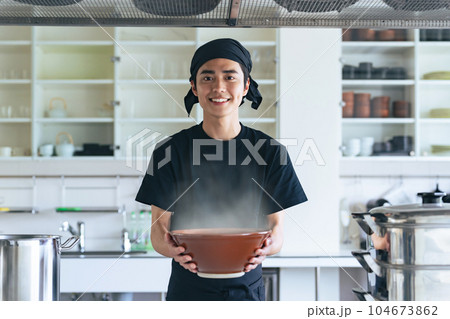 どんぶりを差し出すラーメン屋の店員 どんぶりを差し出すラーメン屋の店員 104673862