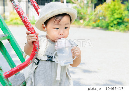 晴れた日の公園遊び　休憩中の赤ちゃん　水分補給 104674174