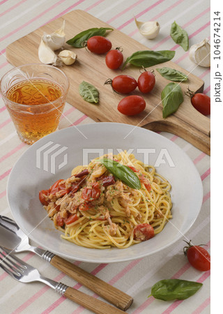 ツナとトマトのパスタ ツナとトマトのパスタ 104674214