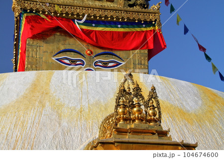 ネパールの世界文化遺産カトマンドゥ盆地 丘の上のチベット仏教寺院 