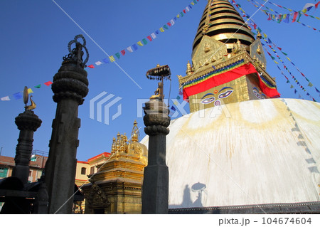 ネパールの世界文化遺産カトマンドゥ盆地　丘の上のチベット仏教寺院スワヤンブナートの仏塔（ストゥーパ） 104674604