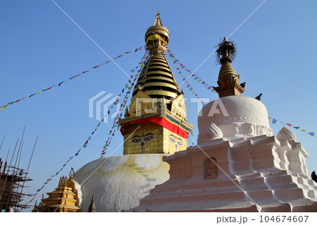 ネパールの世界文化遺産カトマンドゥ盆地 丘の上のチベット仏教寺院スワヤンブナートの仏塔(ストゥーパ) ネパールの世界文化遺産カトマンドゥ盆地 丘の上のチベット仏教寺院スワヤンブナートの仏塔(ストゥーパ) 104674607
