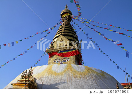 ネパールの世界文化遺産カトマンドゥ盆地 丘の上のチベット仏教寺院スワヤンブナートの仏塔(ストゥーパ) ネパールの世界文化遺産カトマンドゥ盆地 丘の上のチベット仏教寺院スワヤンブナートの仏塔(ストゥーパ) 104674608