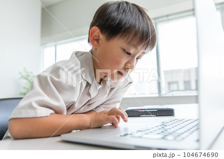 学習する男の子 Boy learning with a smile 学習する男の子 Boy learning with a smile 104674690