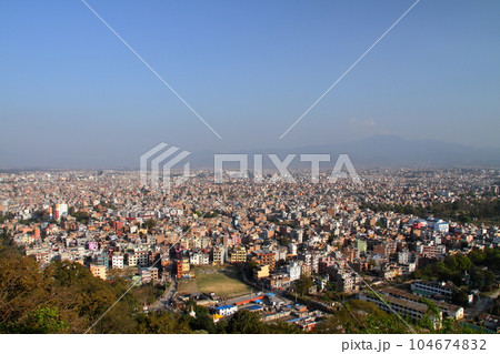 ネパールの世界文化遺産カトマンドゥ盆地　丘の上のチベット仏教寺院スワヤンブナートから一望する街並み 104674832