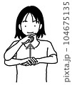 「はじめまして」と手話で会話する若い女性1（ボブヘアー、Tシャツ、正面、白黒） 104675135