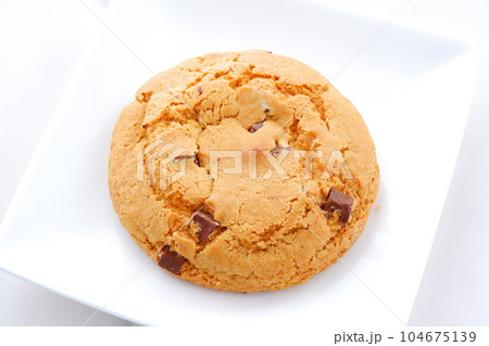 甘味のなかにほろ苦い風味が感じられるチョコチップクッキー 104675139