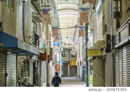なつかしい空気の漂う三津屋商店街(大阪市淀川区三津屋北) なつかしい空気の漂う三津屋商店街(大阪市淀川区三津屋北) 104675165