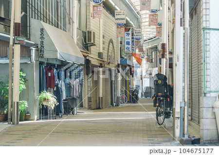 なつかしい空気の漂う三津屋商店街(大阪市淀川区三津屋北) なつかしい空気の漂う三津屋商店街(大阪市淀川区三津屋北) 104675177