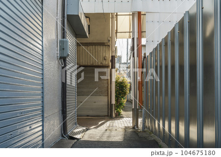 なつかしい空気の漂う三津屋商店街(大阪市淀川区三津屋北) なつかしい空気の漂う三津屋商店街(大阪市淀川区三津屋北) 104675180