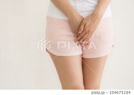 股をおさえる女性 股をおさえる女性 104675284
