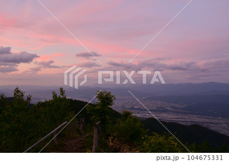 宮田高原展望台からの南アルプスの夕焼け 104675331