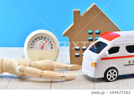 湿度計と倒れている人形で熱中症のイメージ 104675382