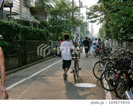 奧澤神社横にも観客と自転車が集結。大蛇御輿。2010年9月13日 奧澤神社横にも観客と自転車が集結。大蛇御輿。2010年9月13日 104675650