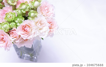 ピンクとグリーンの花束背景素材 104675688