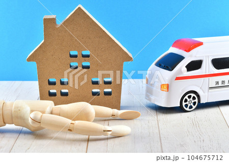 倒れている人形と家 104675712