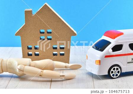 倒れている人形と家 104675713