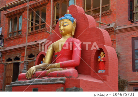 ネパールの世界文化遺産カトマンドゥ盆地　丘の上のチベット仏教寺院スワヤンブナートの仏像 104675731