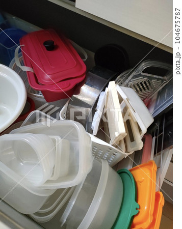 キッチンの乱雑な収納 104675787