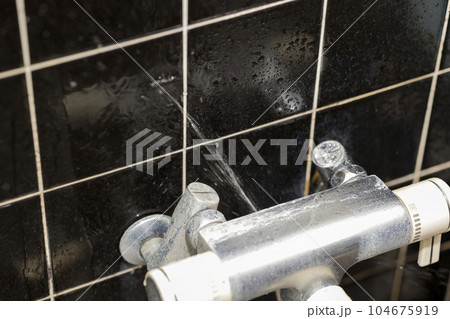 お風呂場で水漏れをした老朽化したシャワー水栓イメージ お風呂場で水漏れをした老朽化したシャワー水栓イメージ 104675919