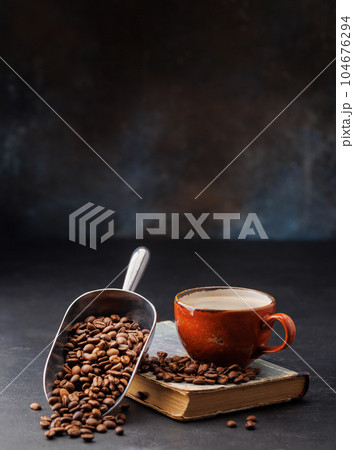 Rich coffee in a cup with aromatic roasted beans 104676294