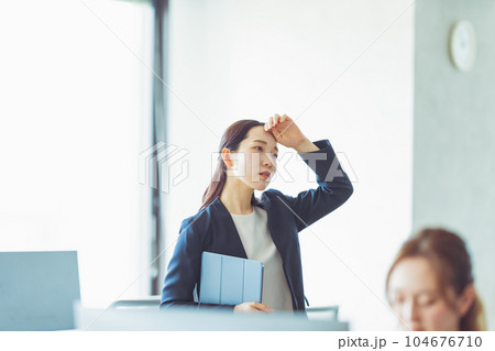 働く女性 104676710