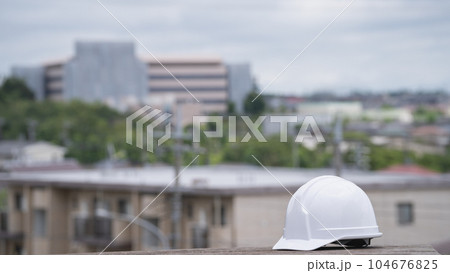 ヘルメットと街並み｜建設業・製造業イメージ 104676825