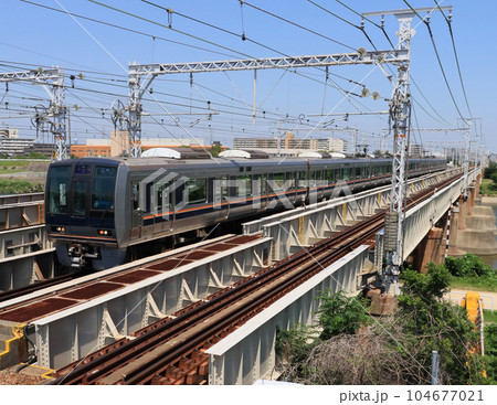 武庫川橋梁を渡って甲子園口駅に接近する207系電車 104677021