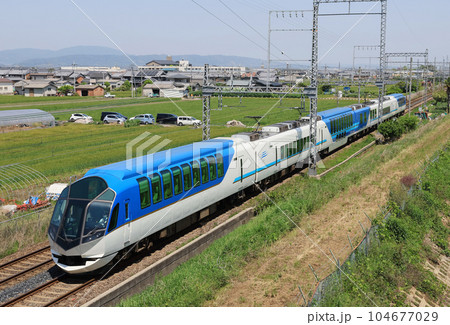 近鉄特急しまかぜが新ノ口駅付近を通過 104677029
