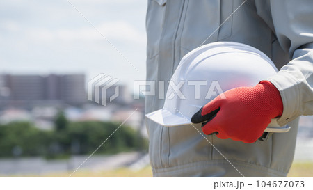 ヘルメットを持つ作業服の男性｜建設業・製造業などのイメージ 104677073