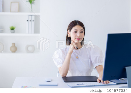 ビジネス　デスクで仕事をする女性　 104677084