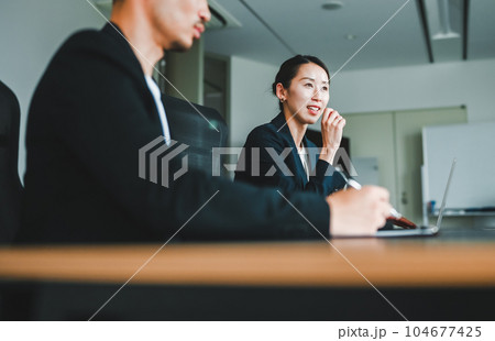 会議室でのビジネス 会議室でのビジネス 104677425