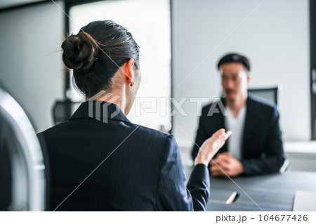 会議室でのビジネス 会議室でのビジネス 104677426