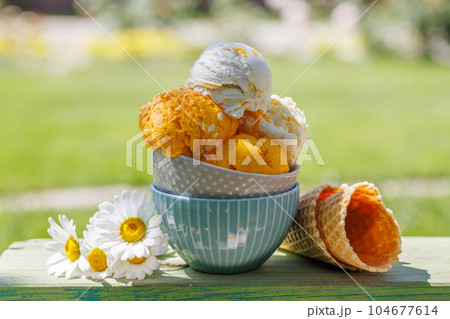 Refreshing ice cream with lemon flavour Refreshing ice cream with lemon flavour 104677614
