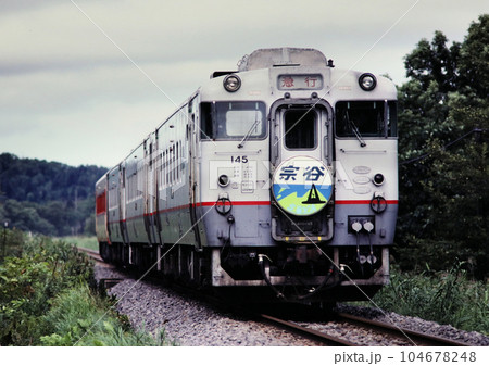 懐かしい北海道の列車　宗谷本線幌延駅付近の急行宗谷 104678248