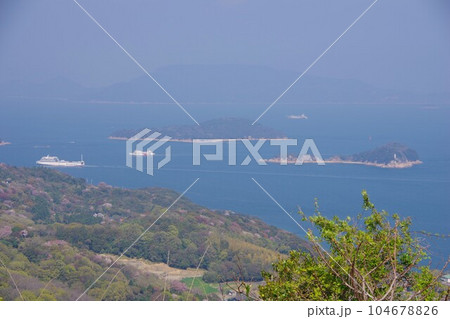 香川県高松市　あじ竜王山公園から稲毛島・兜島・豊島方面を望む 104678826