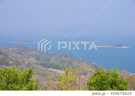香川県高松市 あじ竜王山公園から鎧島・稲毛島・兜島・豊島方面を望む 香川県高松市 あじ竜王山公園から鎧島・稲毛島・兜島・豊島方面を望む 104678828
